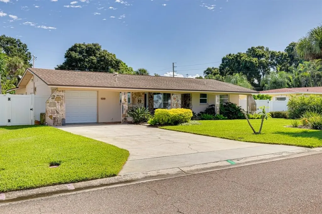 5248 37th Way S St Petersburg FL 33711