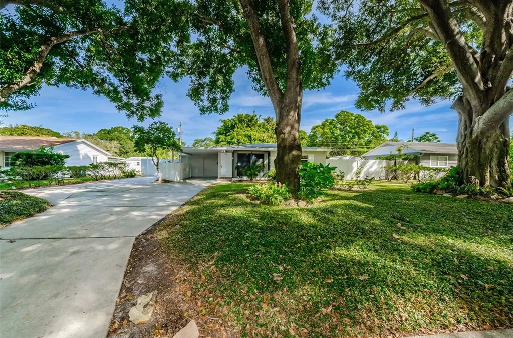 7501 Meadowlawn Drive N St Petersburg FL 33702