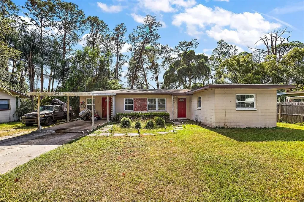 1919 Helms Avenue Leesburg FL 34748