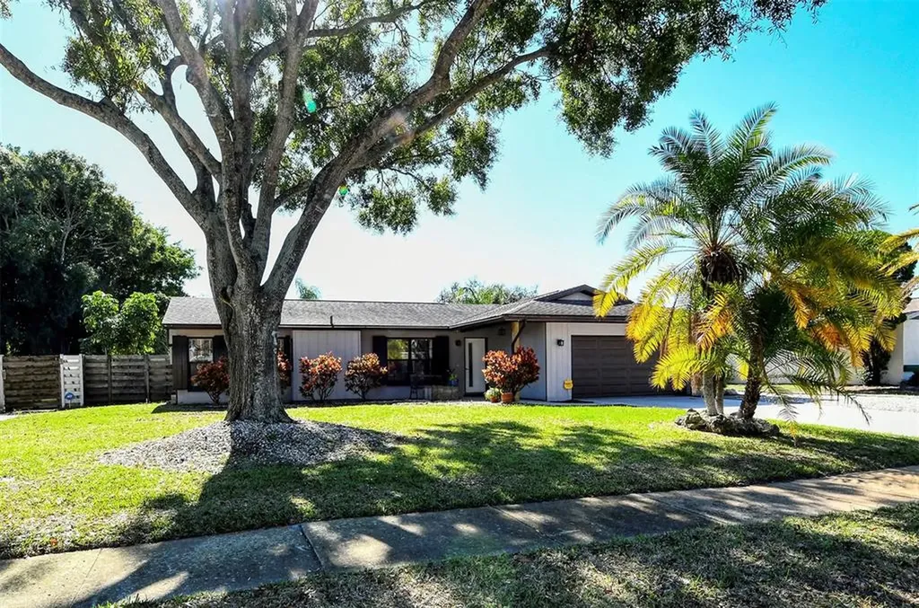 818 Southern Pine Lane Sarasota FL 34243