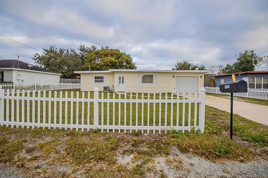980 Camp Street Tavares FL 32778