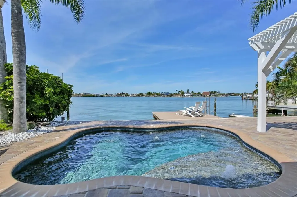 112 Wall Street Redington Shores FL 33708