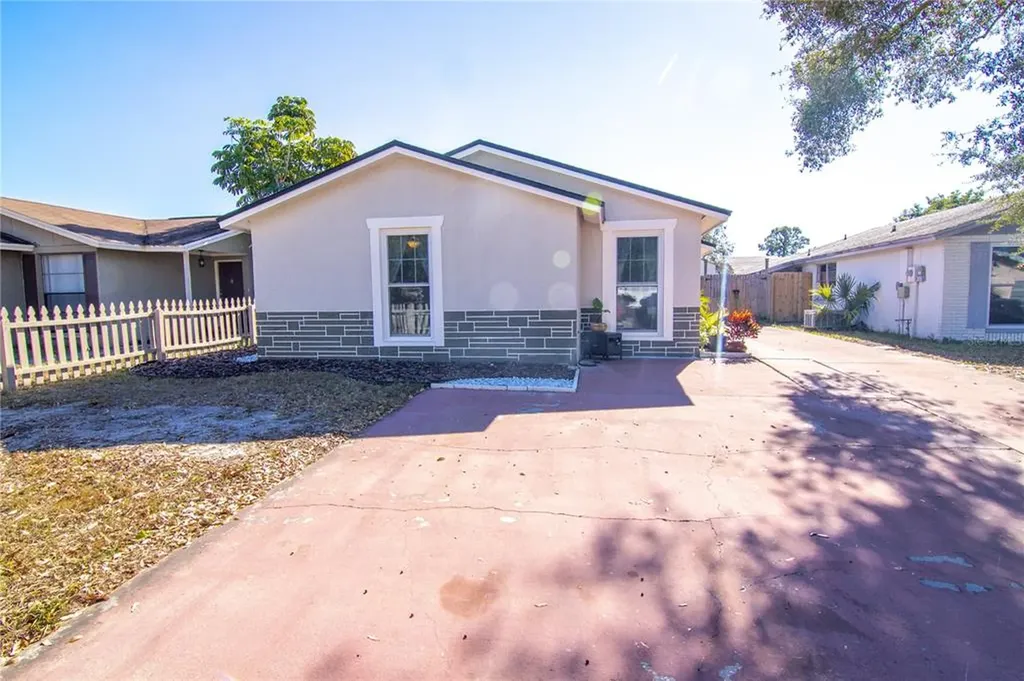 8235 Ravencroft Drive Tampa FL 33615