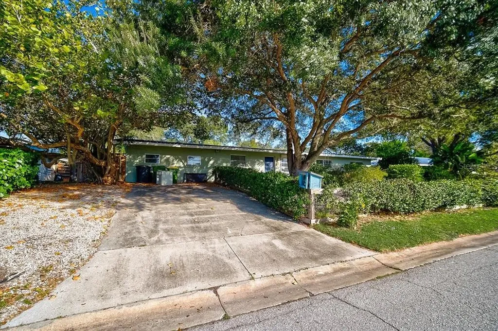 2611 Wisteria Place Sarasota FL 34239