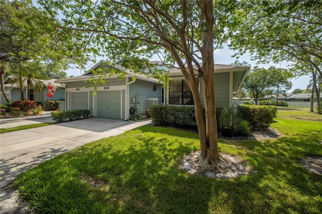 806 Amelia Court NE St Petersburg FL 33702