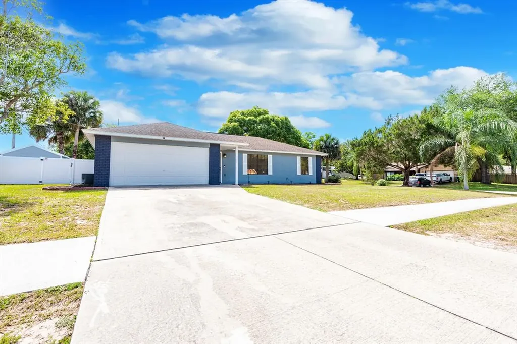 527 Stallings Avenue Deltona FL 32738