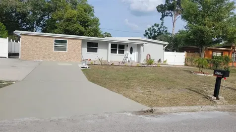 8723 N Renfrew Place Tampa FL 33604