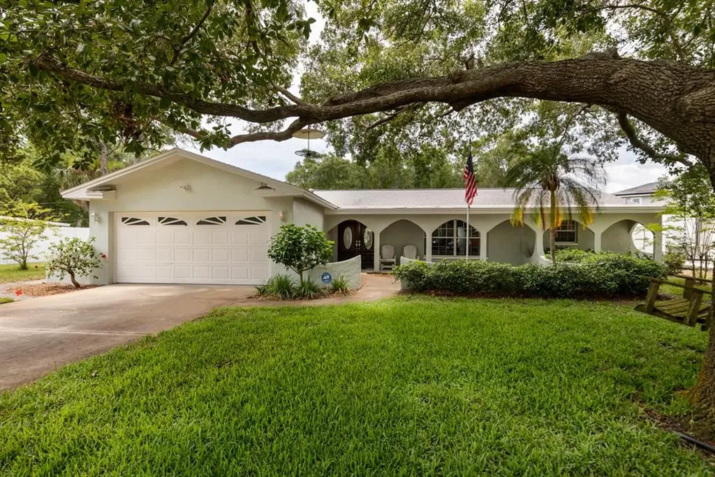 1814 Dormieone Road N St Petersburg FL 33710