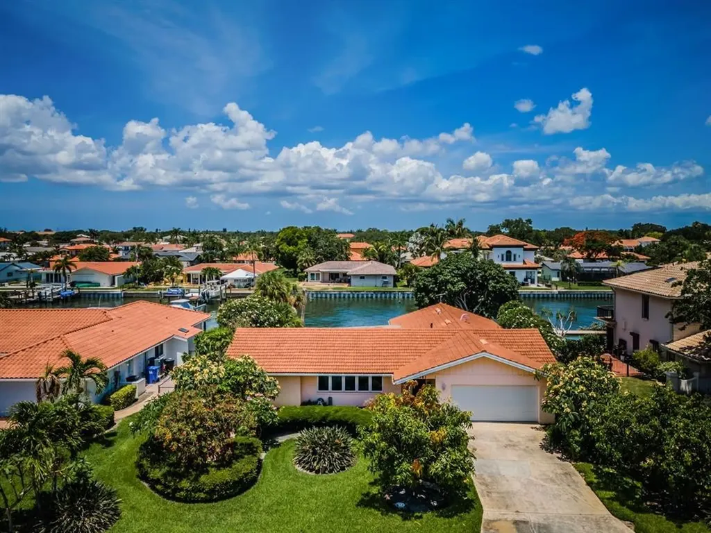 1961 Carolina Avenue NE St Petersburg FL 33703