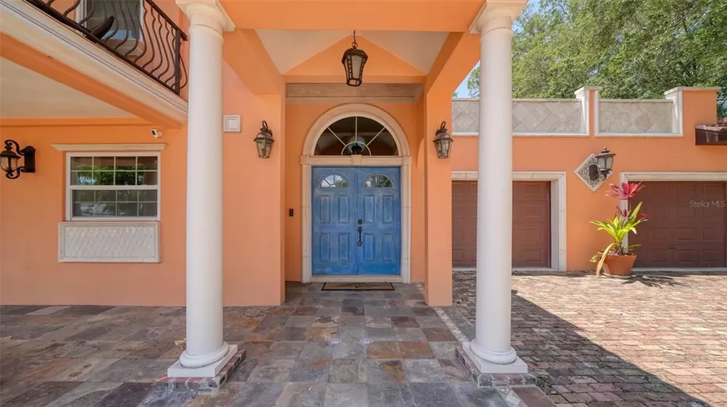 2520 Tami Sola Street Sarasota FL 34237