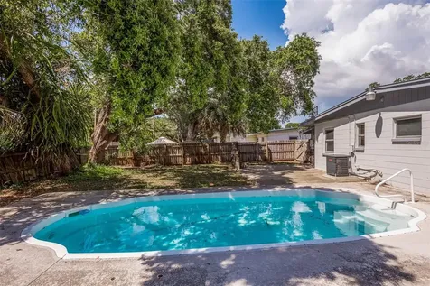 9122 94th Street Seminole FL 33777