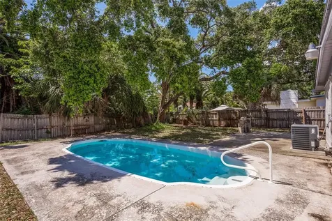 9122 94th Street Seminole FL 33777