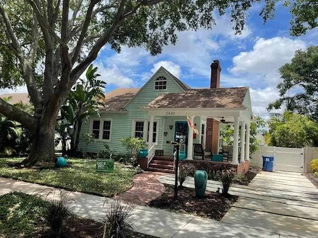 2420 Woodlawn Circle W St Petersburg FL 33704