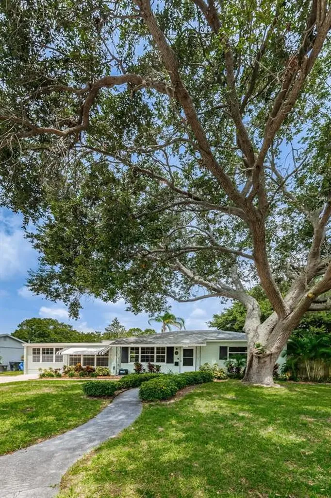 6243 19th Avenue N St Petersburg FL 33710