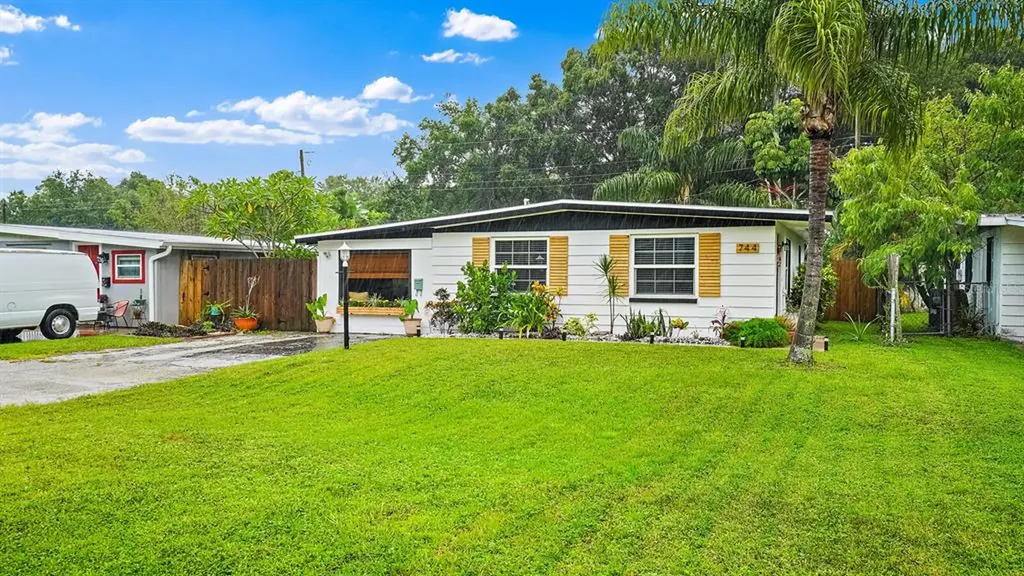 744 64th Avenue N St Petersburg FL 33702
