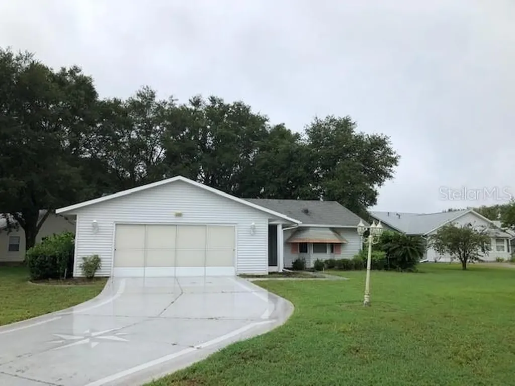 27300 Racquet Circle Leesburg FL 34748