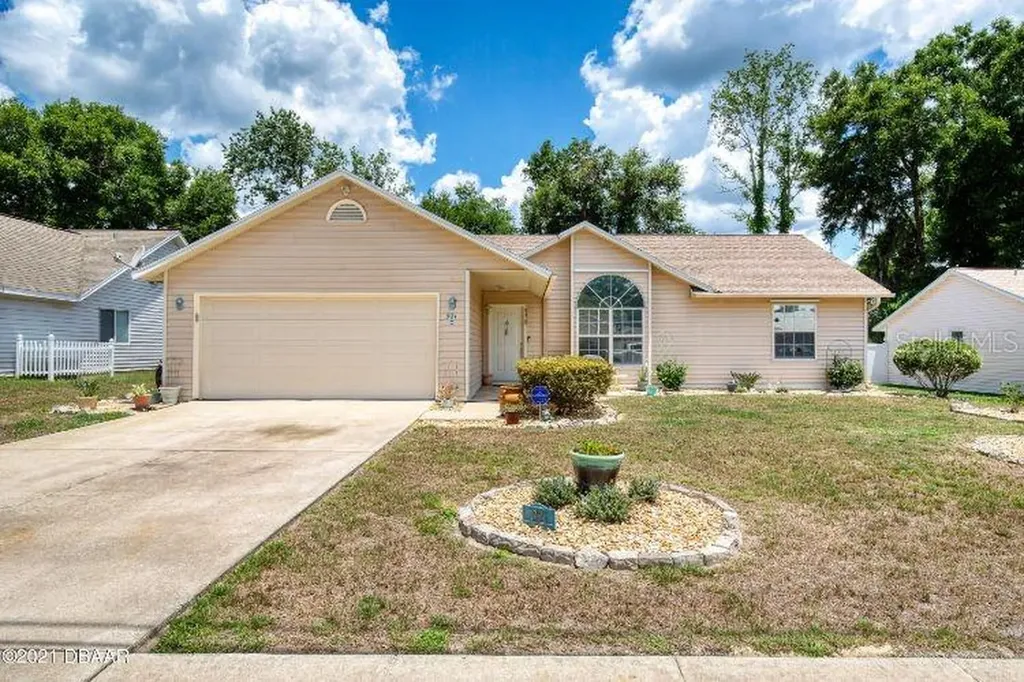 921 Village Lake Drive N Deland FL 32724