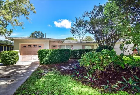5013 Oxford Avenue N St Petersburg FL 33710