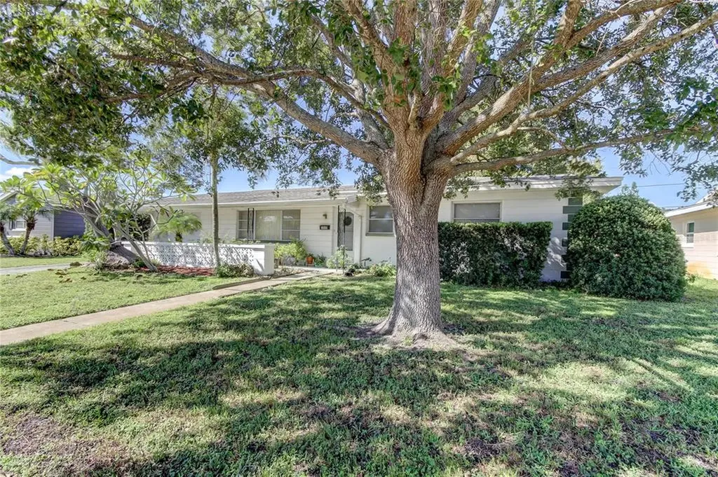 5849 30th Avenue N St Petersburg FL 33710