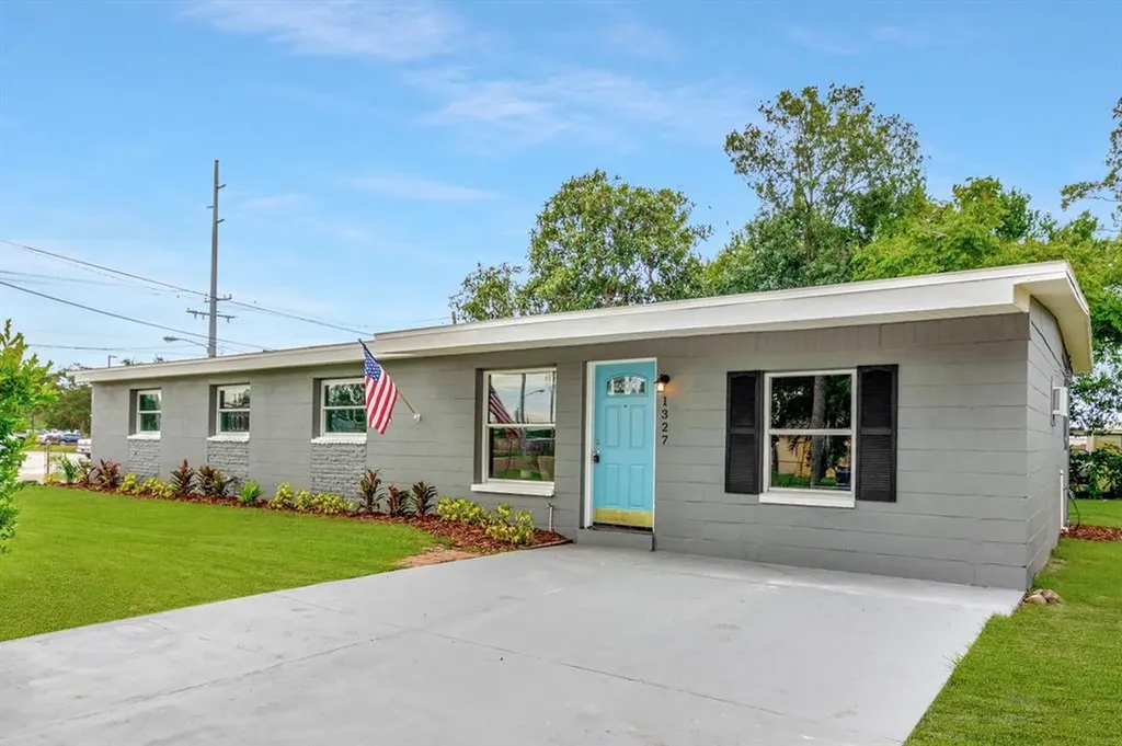 1327 Larsen Lane Tampa FL 33619