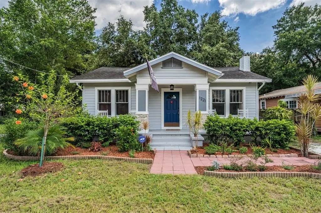 1221 E Giddens Avenue Tampa FL 33603