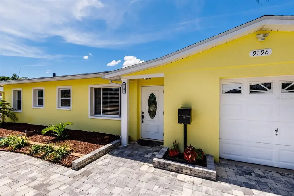 9198 Treasure Lane NE St Petersburg FL 33702