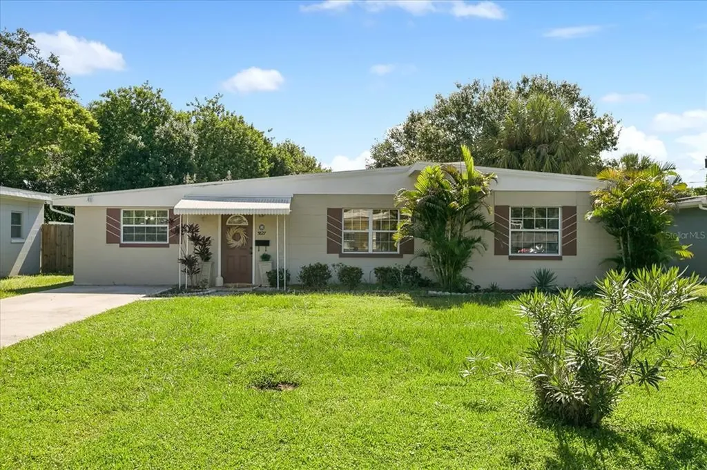 5827 10th Street N St Petersburg FL 33703