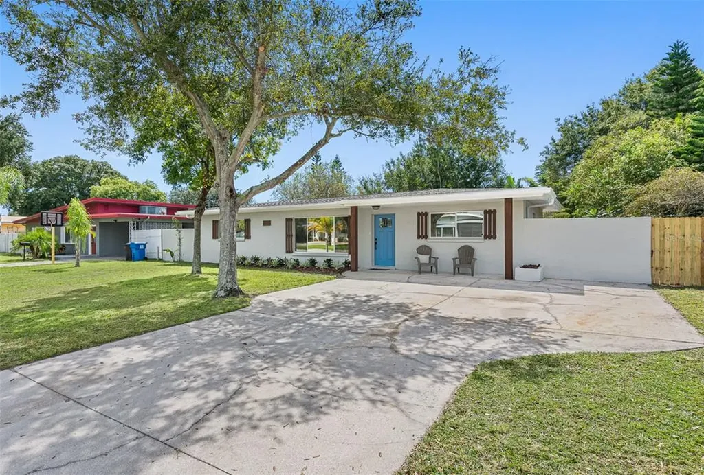 5766 37th Avenue N St Petersburg FL 33710