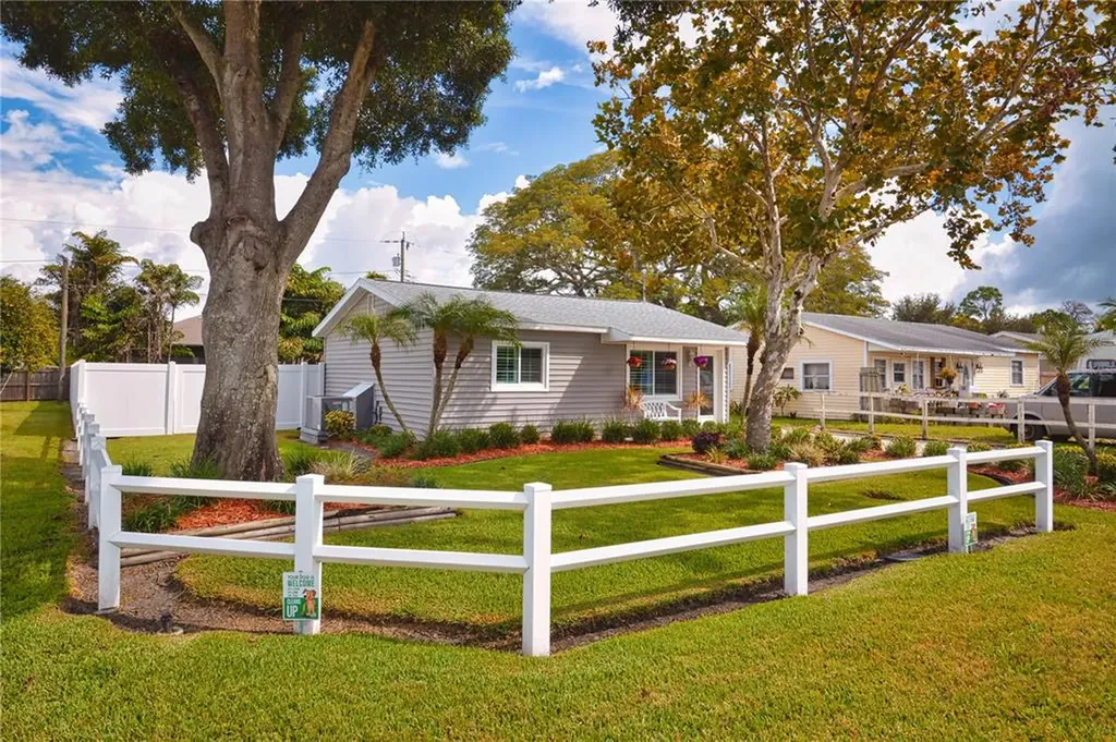 7853 40th Avenue N St Petersburg FL 33709