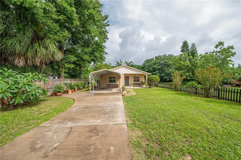 1307 Dora Avenue Tavares FL 32778