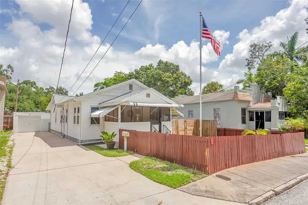 829 10th Avenue N St Petersburg FL 33701
