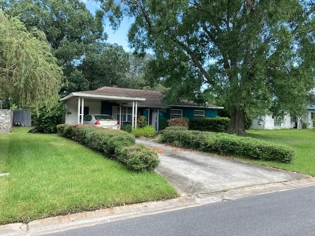 1002 N Crystal Terrace Plant City FL 33563