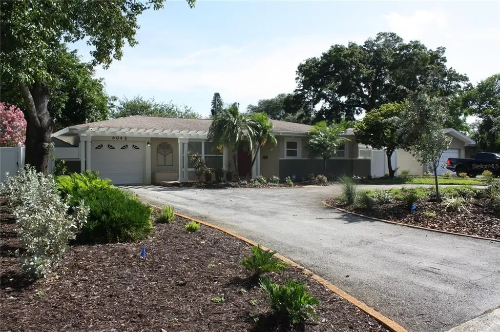 6045 2nd Avenue N St Petersburg FL 33710