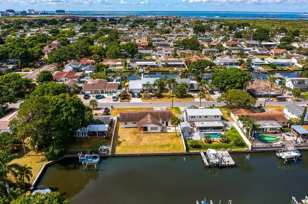 8705 Elmwood Lane Tampa FL 33615