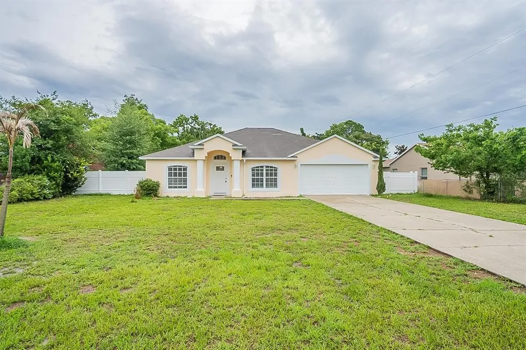 2001 W Prairie Circle Deltona FL 32725