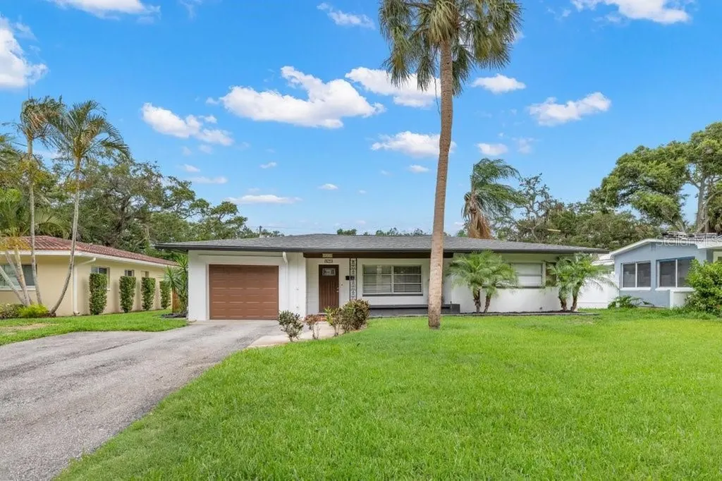 8253 Yardley Avenue N St Petersburg FL 33710