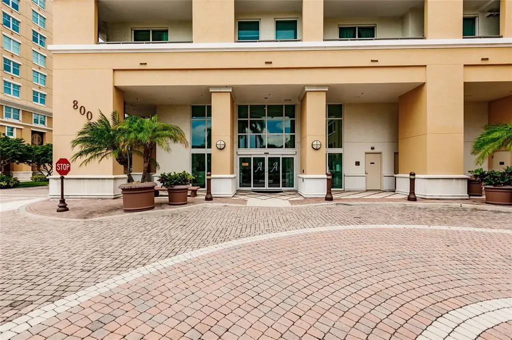 800 Tamiami Trail Sarasota FL 34236