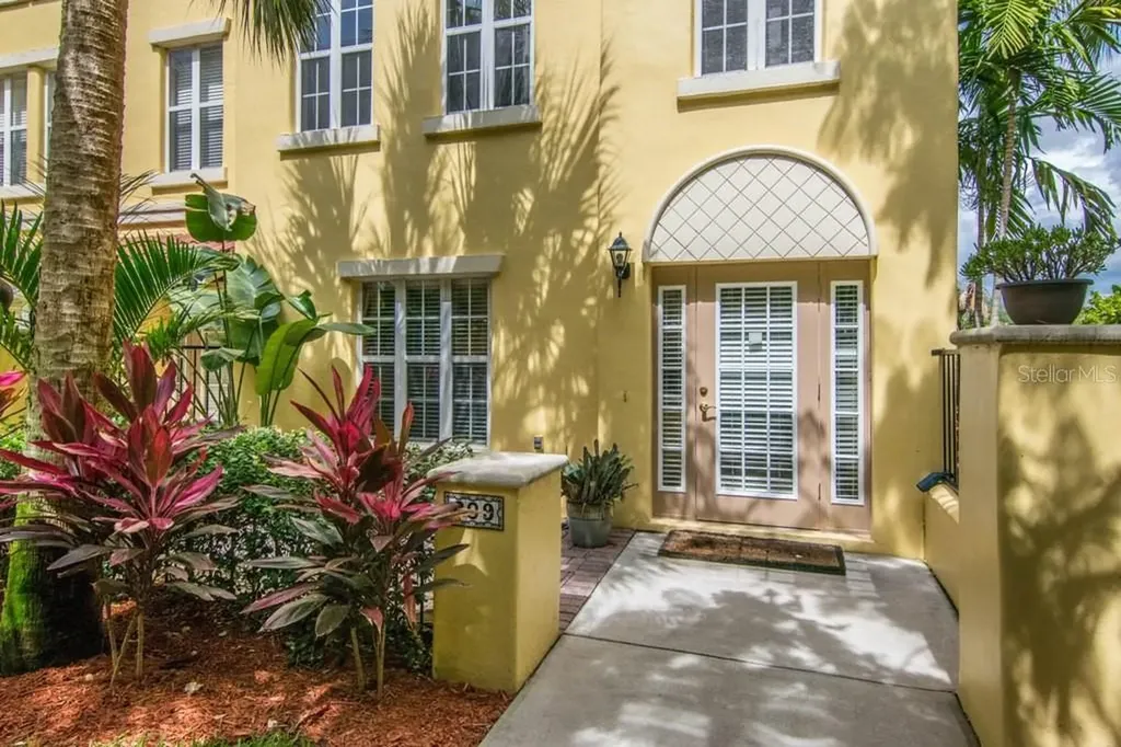 609 Casabella Circle Tampa FL 33609