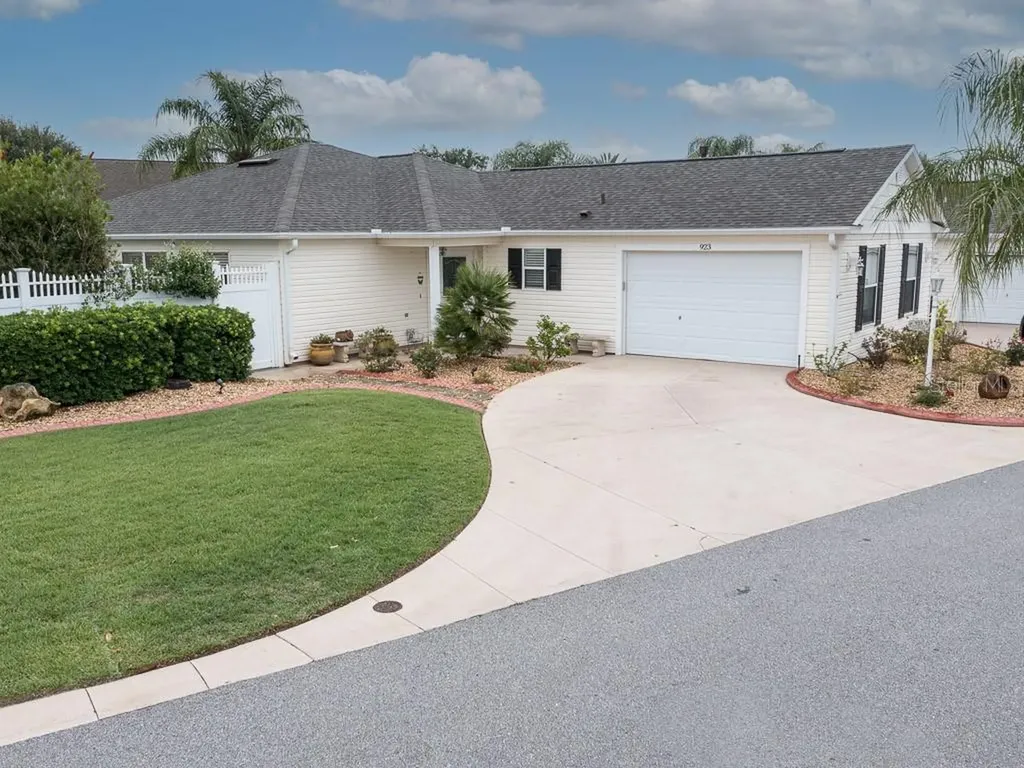 923 Drakeswood Avenue The Villages FL 32162