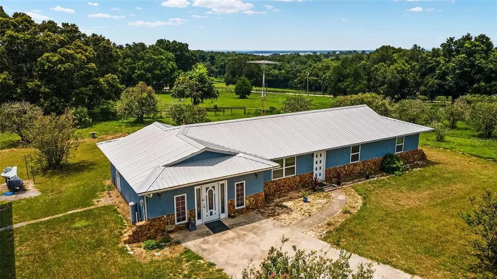 15330 S Highway 25 Weirsdale FL 32195
