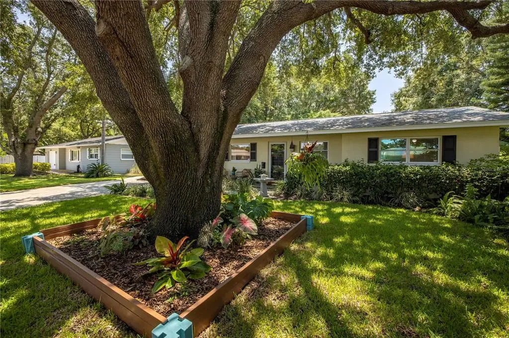 210 NW Lincoln Circle N St Petersburg FL 33702