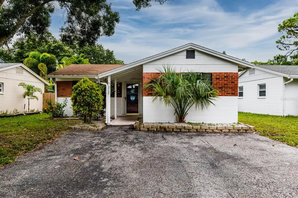 217 SW Lincoln Circle N St Petersburg FL 33703