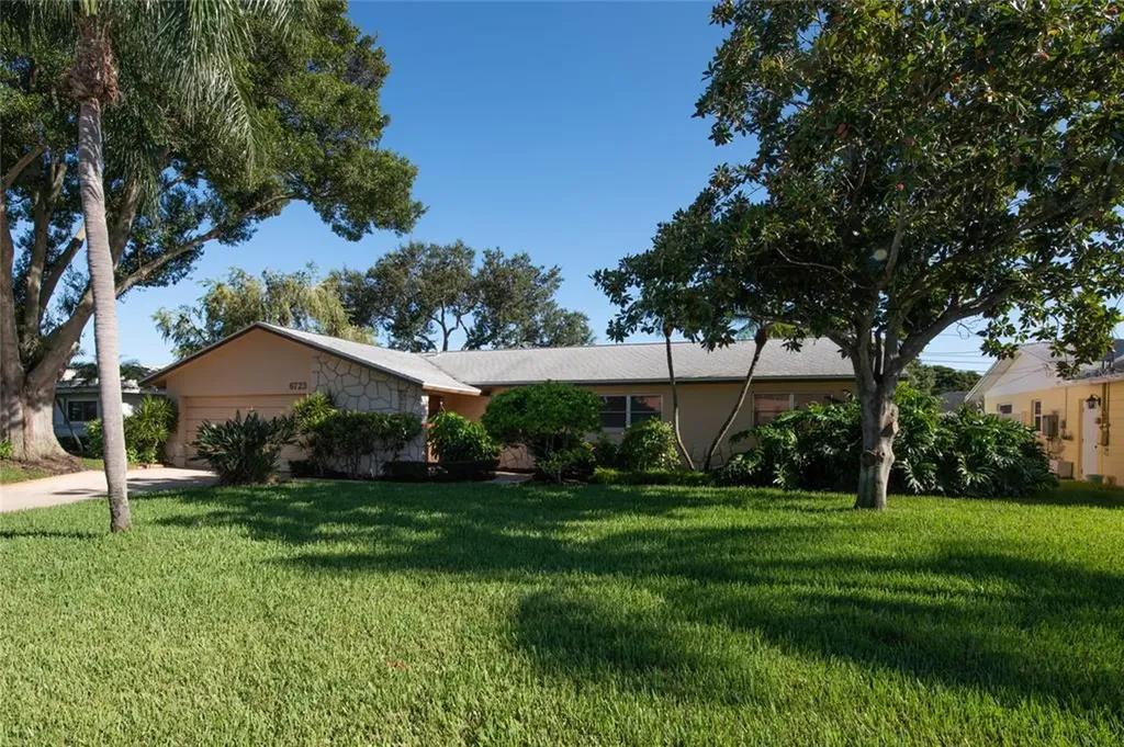 6723 14th Avenue N St Petersburg FL 33710