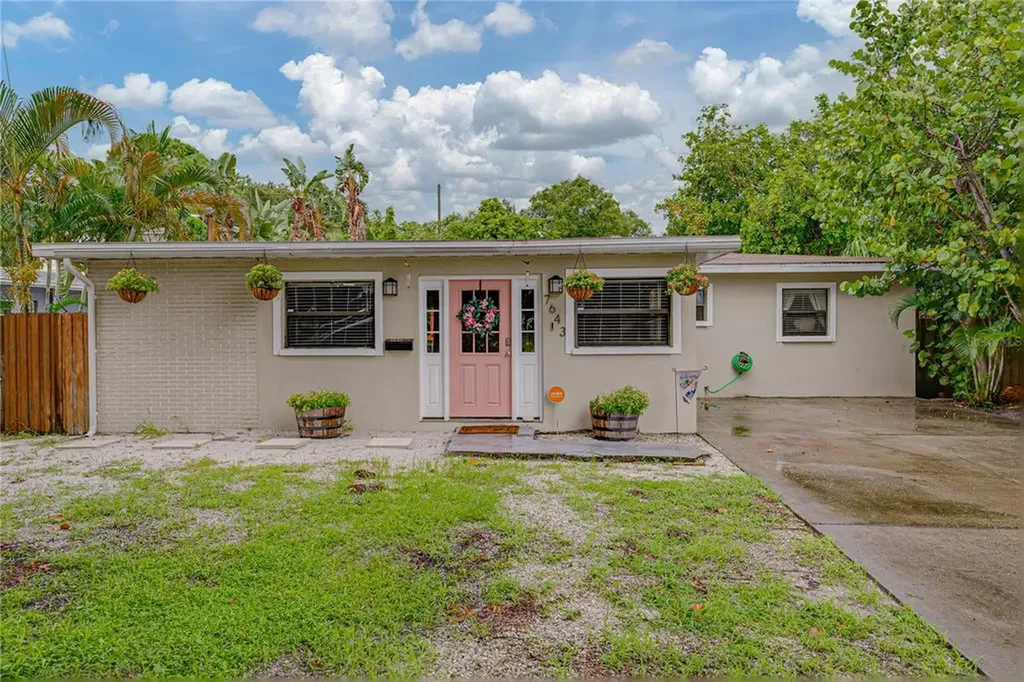 7643 33rd Avenue N St Petersburg FL 33710
