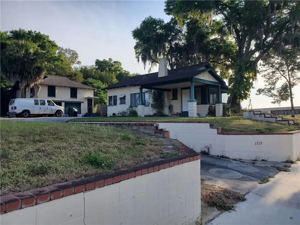 1715 E 1st Avenue Mount Dora FL 32757