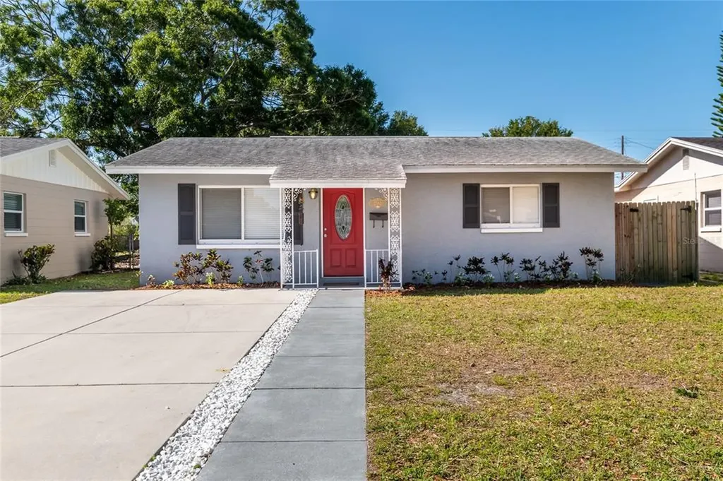2582 35th Avenue N St Petersburg FL 33713