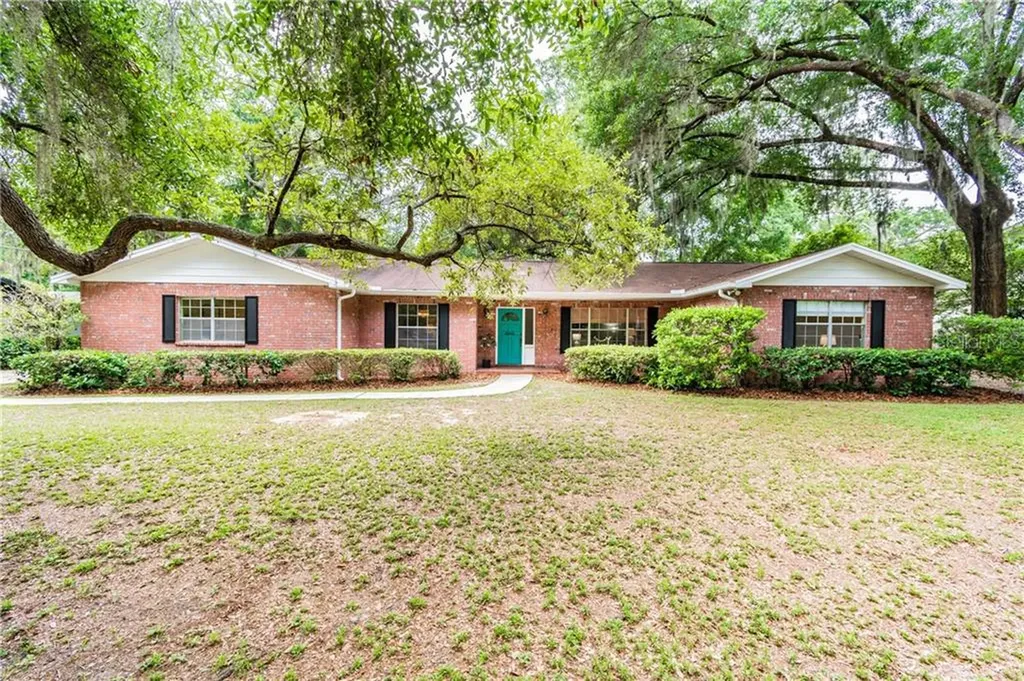 6923 Greenhill Place Tampa FL 33617