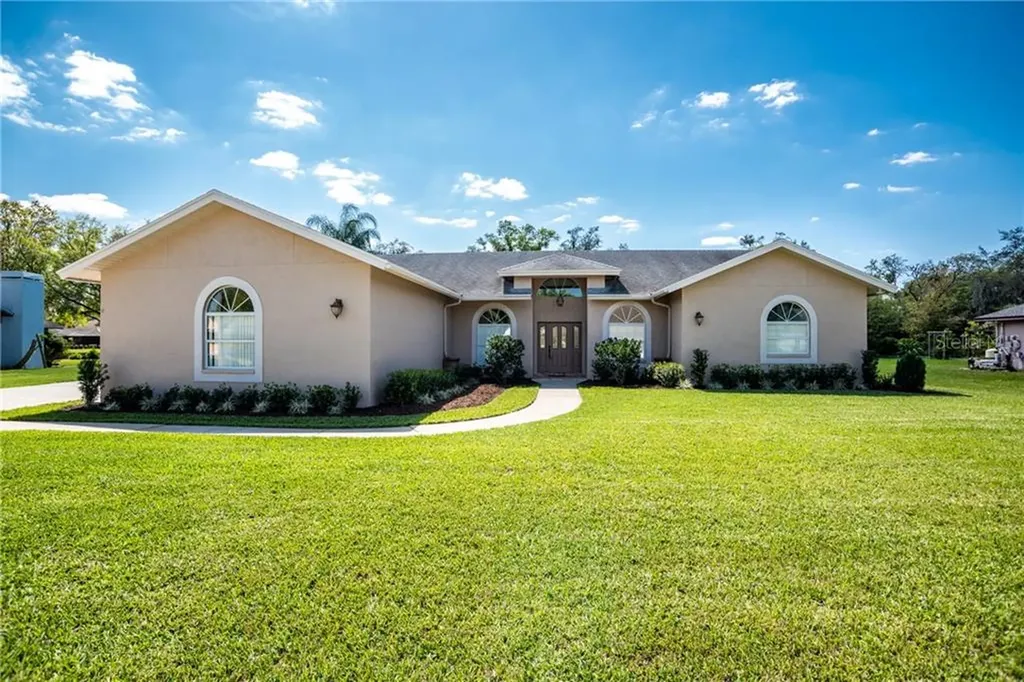 3008 Forest Club Drive Plant City FL 33566