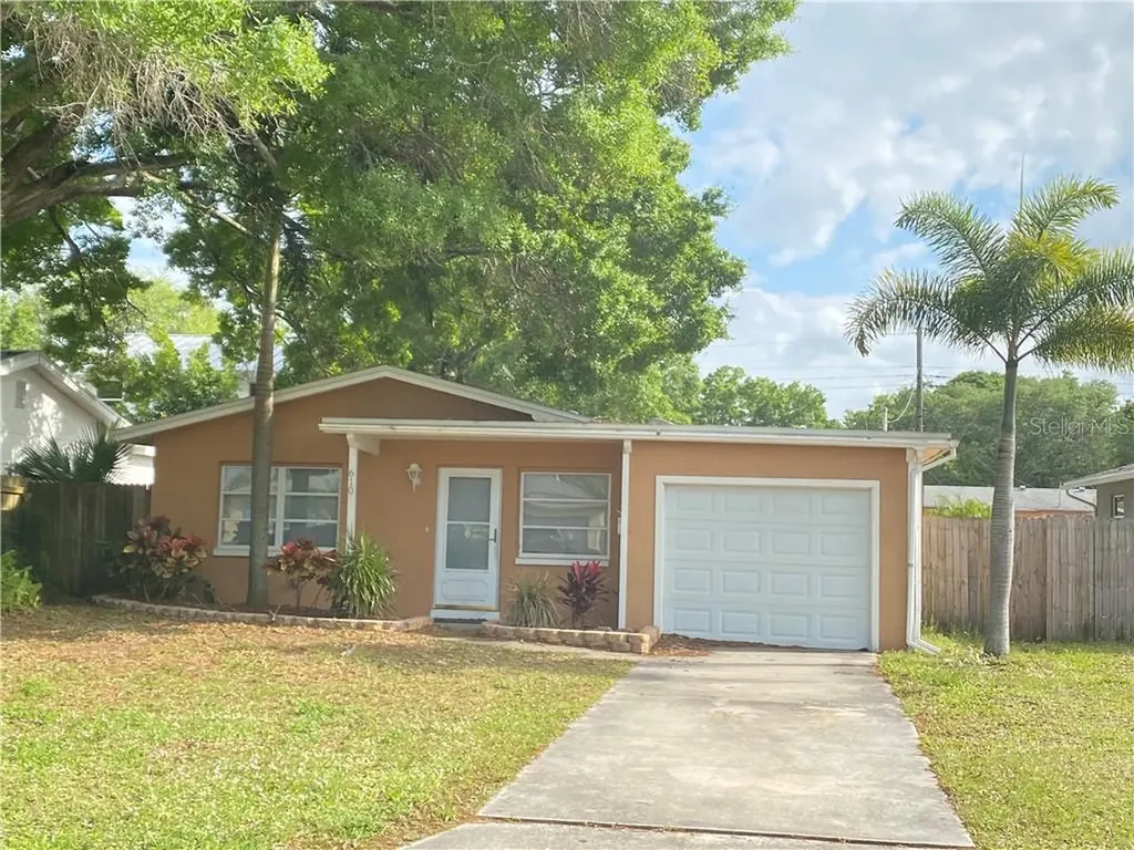 610 74th Avenue N St Petersburg FL 33702