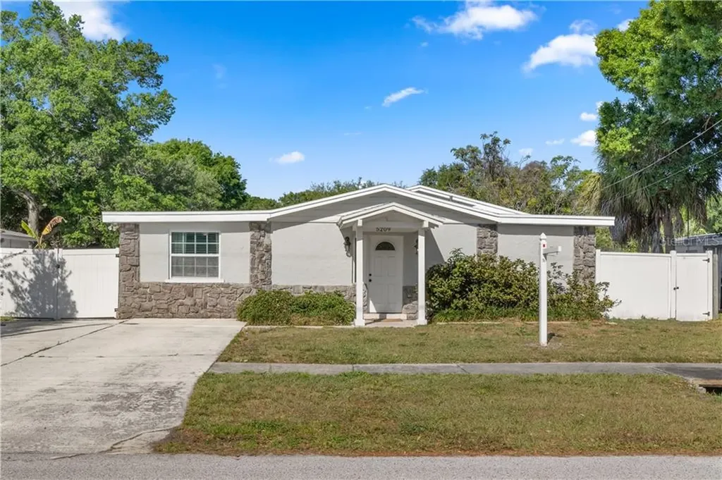 5209 S Quincy Street Tampa FL 33611